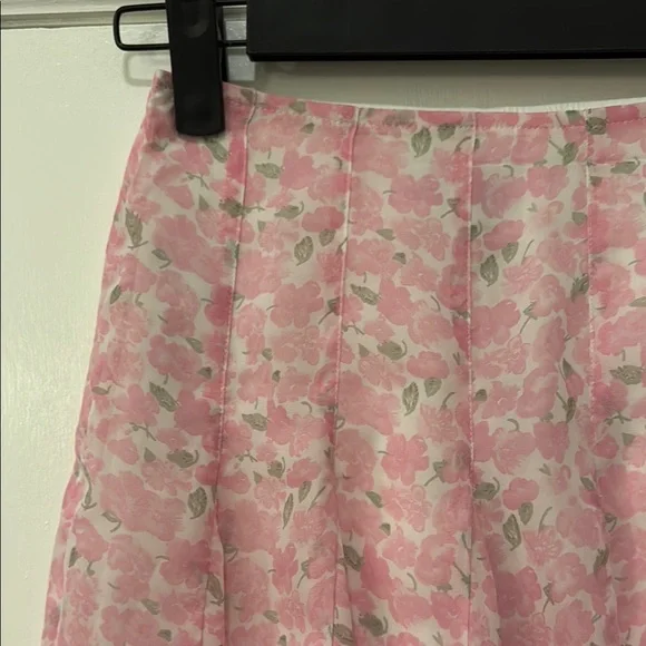 NWT Hollister: Ultra High-Rise Seamed Skort in Pink Floral - Picture 2 of 6